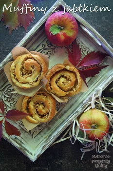 Drożdżowe muffiny zawijane z jabłkiem i cynamonem
