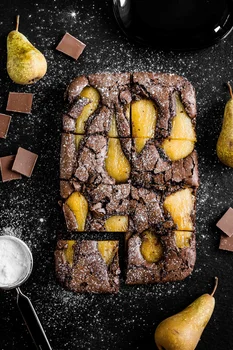 Brownie z gruszkami gotowanymi w syropie