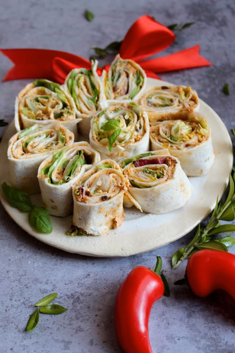 Roladki z tortilli z czerwonym pesto – znakomita przekąska!