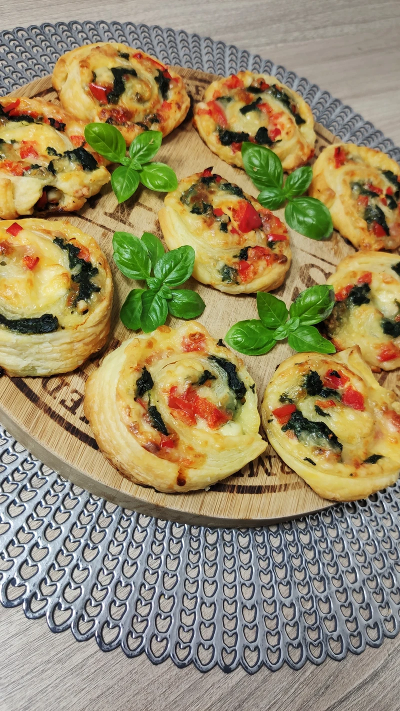 Ślimaczki z ciasta francuskiego z dodatkiem szpinaku i mozzarelli