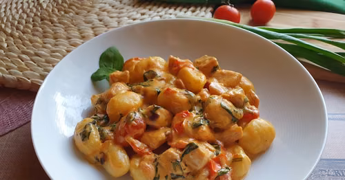 Gnocchi z kurczakiem w kremowym sosie z pomidorków i szpinaku