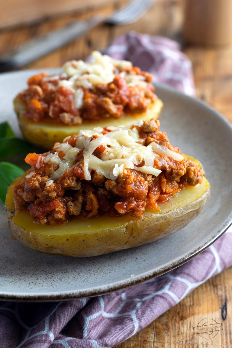 Pieczone ziemniaki z sosem bolognese