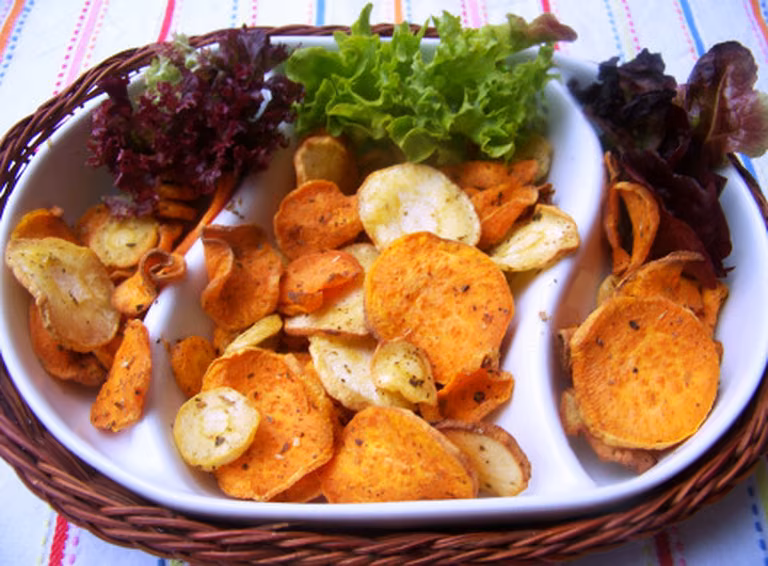 Dietetycznie czyli chipsy z batata, marchewki i pietruszki