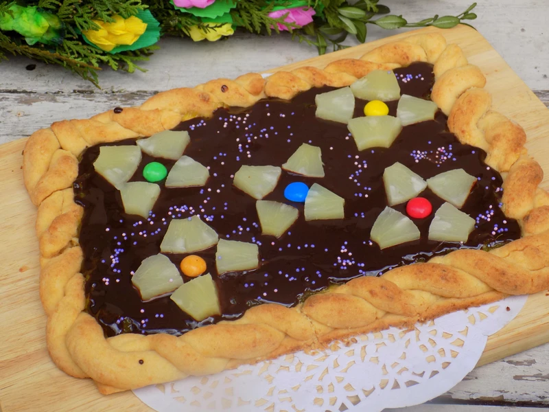 mazurek z dżemem ananasowym i czekoladą