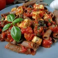 Makaron gryczany z tofu w sosie pomidorowym