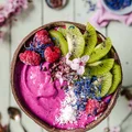 Różowy smoothie bowl z wiśniami i pitają
