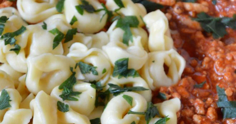 OBIAD W KILKA MINUT czyli pyszny makaron tortellini z mięsem mielonym w sosie pomidorowym