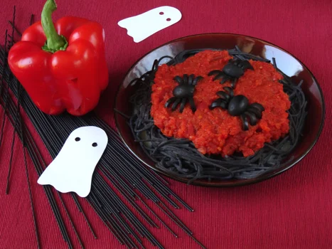 Makaron z czarnej fasoli na Halloween