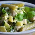 Makaron z kurczakiem, pesto i cukinią