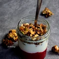 Domowa granola waniliowa z jogurtem i musem malinowym