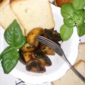 Czosnkowo-bazyliowe pieczarki na maśle
