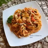 Spaghetti z kurczakiem i cukinią w pomidorowym sosie.