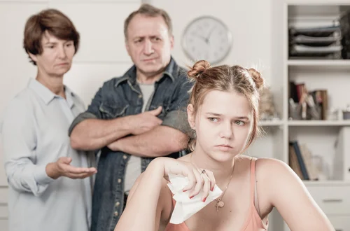 „Zakochała się w chłopaku, który ma 10 lat więcej – jesteśmy przerażeni” – piszą rodzice [LIST]