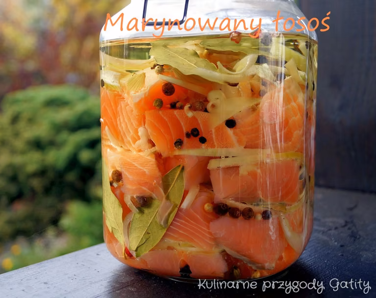 Marynowany surowy łosoś w przyprawach