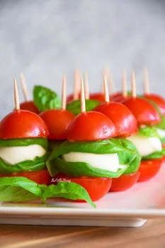 Koreczki z pomidorków, mozzarelli i bazylii
