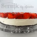 Sernik na zimno z twarogu z truskawkami