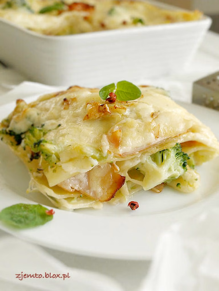 Lasagne z brokułami i szynką