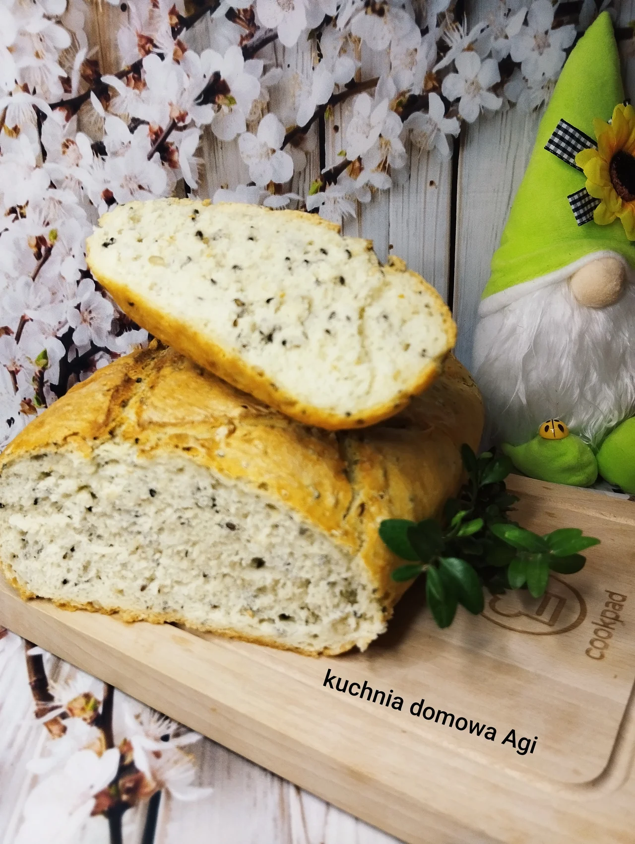 Chleb z ziarnami z naczynia żaroodpornego