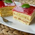 Torcik waniliowy z malinami