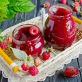 Domowy dżem malinowy z nasionami chia.
