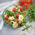 Letnia sałatka z tortellini
