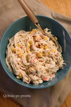 Sałatka z makaronu ryżowego i paluszków surimi