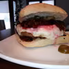 Burger wołowy z burakiem, serem kozim i karmelizowaną cebulą