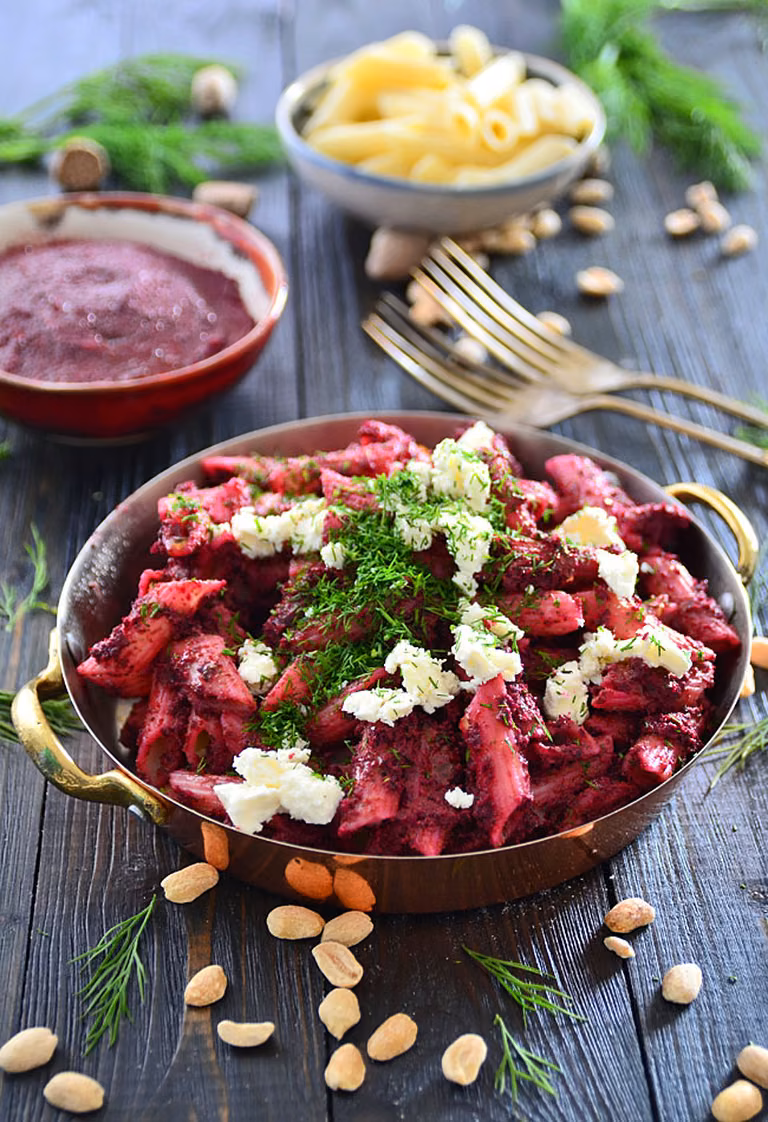 Różowe pesto z botwinki z fetą
