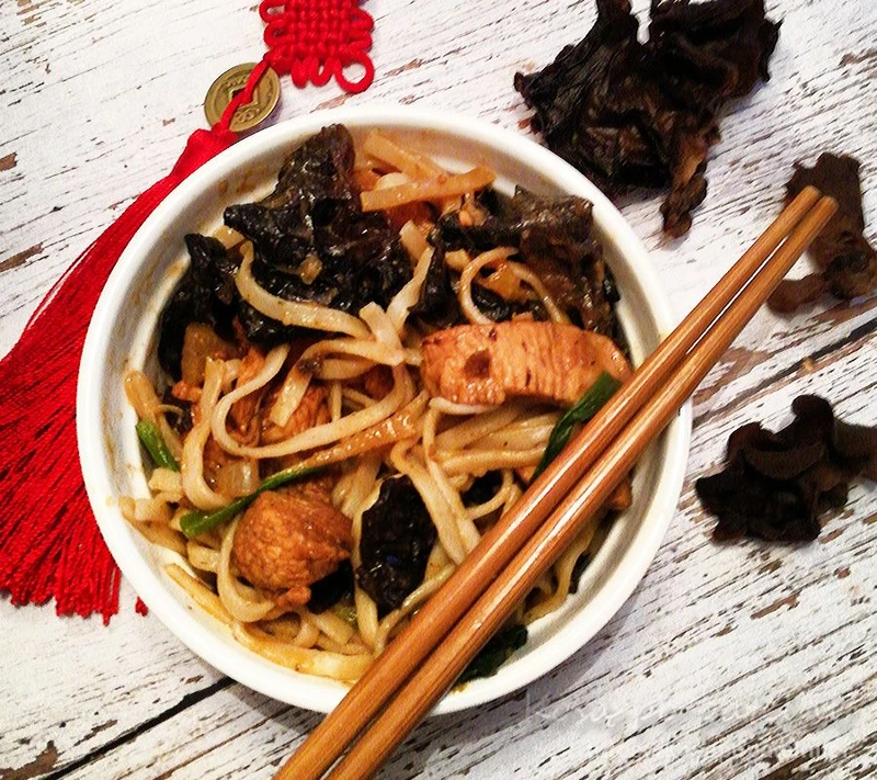 Makaron chow mein z kurczakiem i grzybami mun