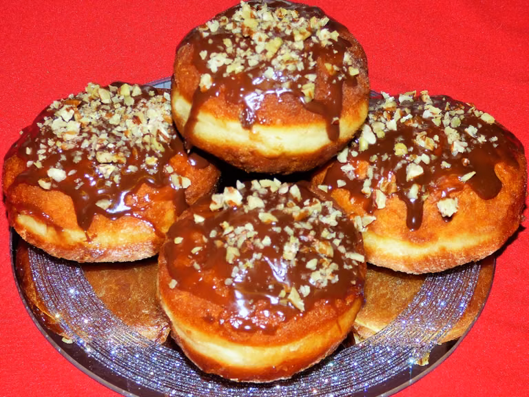 Pączki z budyniem, polewą czekoladową i orzechami