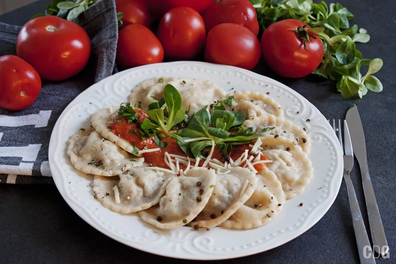 Ravioli z farszem z wołowiny polane sosem pomidorowyn