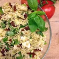 Sałatka z makaronem orzo, kurczakiem i suszonymi pomidorami