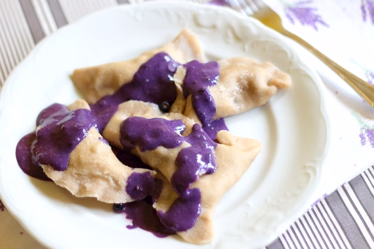Bezglutenowe pierogi z jagodami.