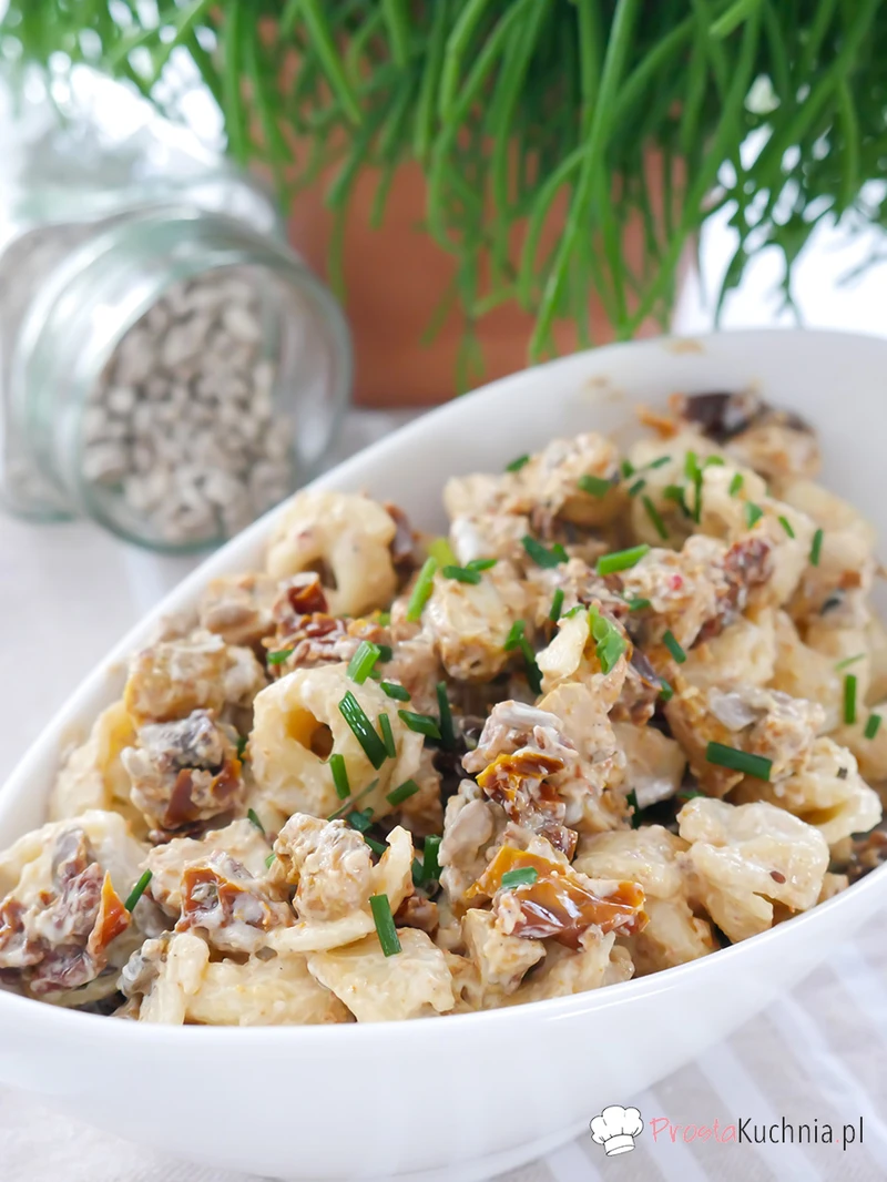 Sałatka z suszonymi pomidorami i tortellini