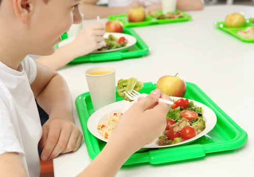 Obowiązkowy obiad roślinny, a ze sklepików znikną lubiane przekąski! Rewolucja w stołówkach i sklepikach szkolnych