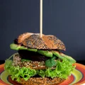 Wege burgery z czerwonej fasoli i batatów