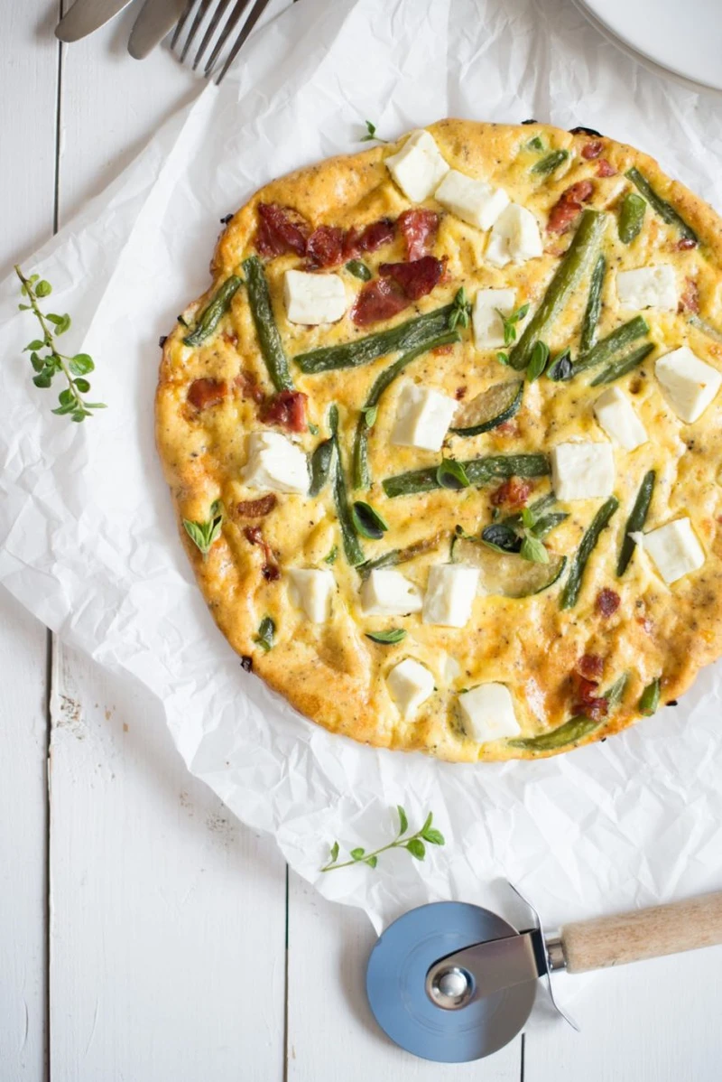 FOCACCIA Z FASOLKĄ SZPARAGOWĄ, BOCZKIEM I FETĄ