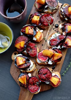 grzanki z pieczoną figą, ricottą, redukcją balsamiczną oraz miodem