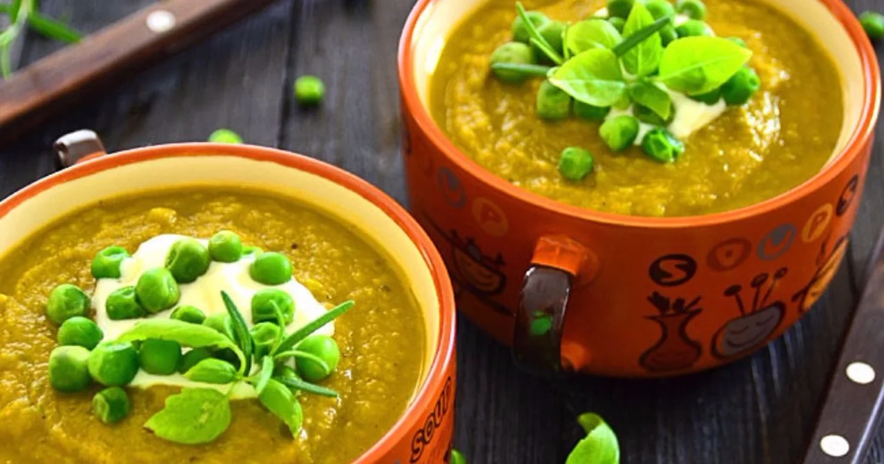 Kremowa zupa z zielonego groszku i młodych marchewek