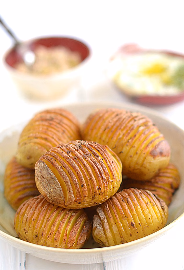 Pieczone ziemniaki "harmonijkowe" (zwane też Hasselback) z dwoma dipami