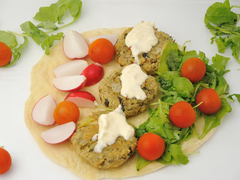 Pieczone Falafele z Sosem Jogurtowo-Orzechowym