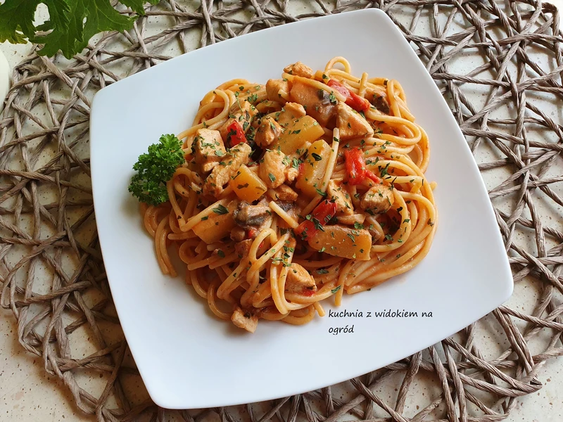 Spaghetti z kurczakiem i cukinią w pomidorowym sosie.