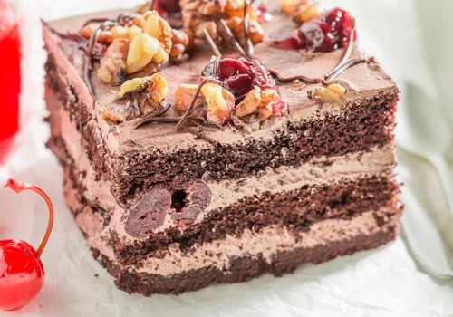 Czekoladowe ciasto z kremem, wiśniami i orzechami! To ciasto jest tak dobre, że babcia zapyta o przepis!