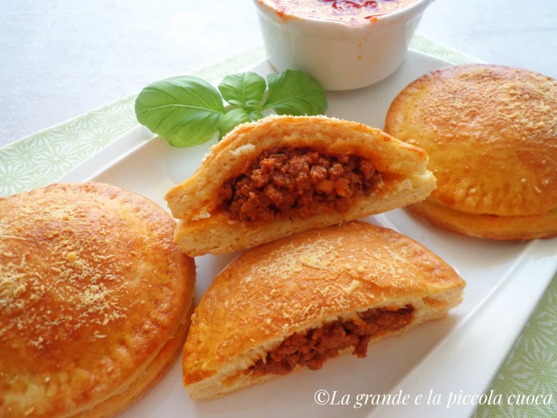 Drożdżowe ravioli z wołowym ragù
