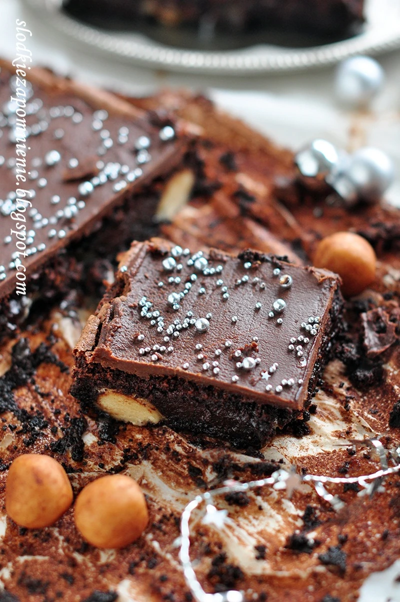 BROWNIE Z MAKIEM I MARCEPANEM