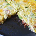 Omlet z cebulą, pomidorami i awokado