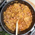 Prosty bigos z kiszonej kapusty z kiełbasą i suszonymi grzybami