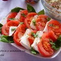 Pomidory z serem feta i bazylią. Szybka imprezowa przekąska.