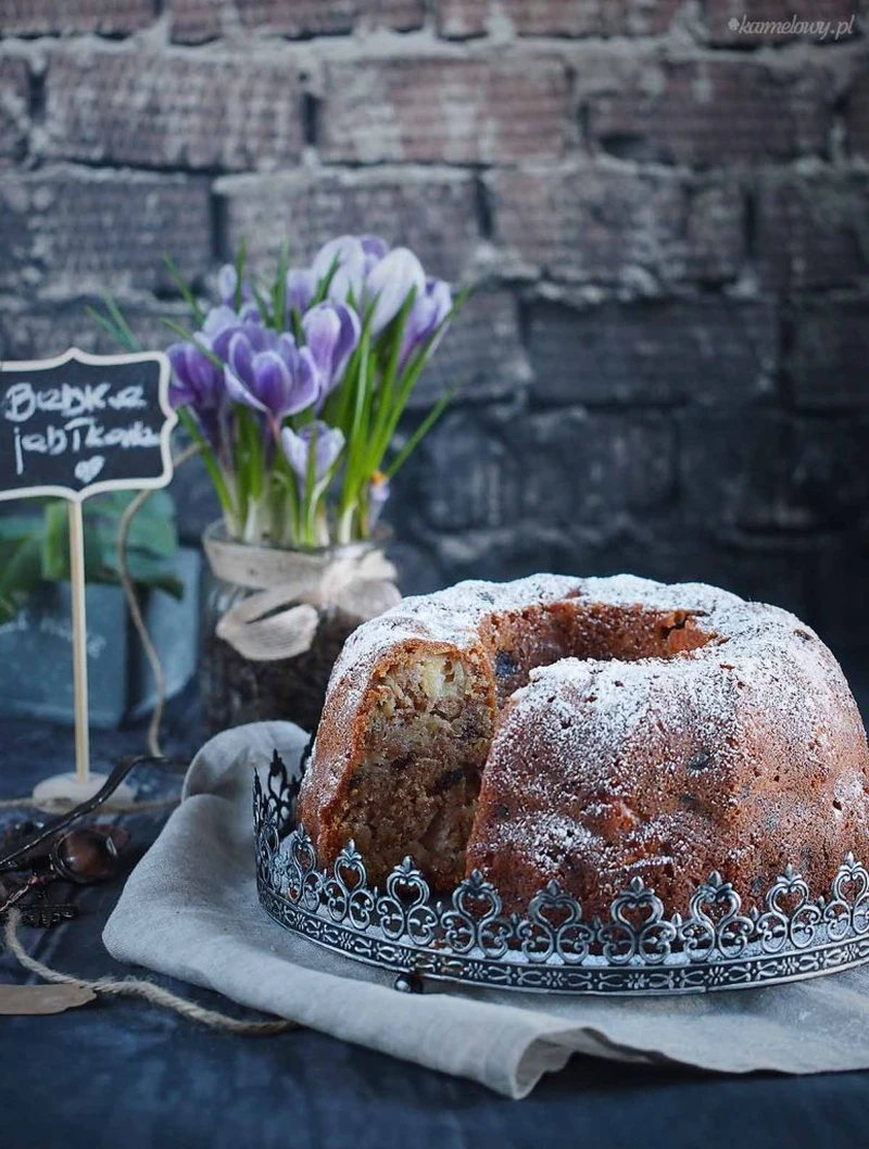 Babka z jabłkami i orzechami