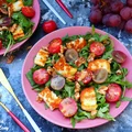 Sałatka z serem halloumi i winogronami